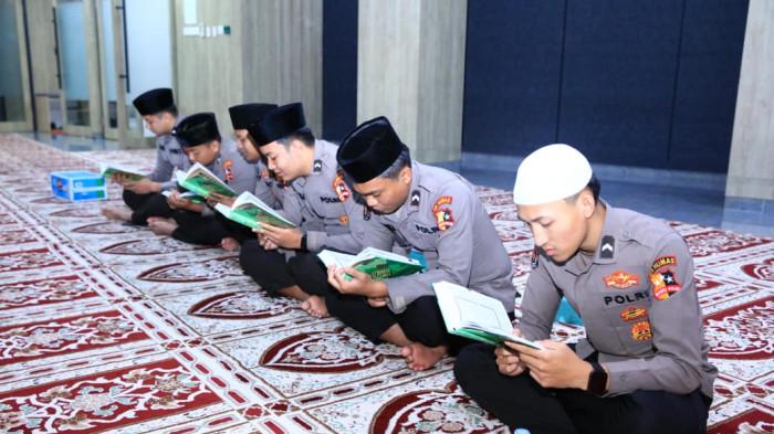 Mengaji Sebelum Bertugas: Rutinitas Spiritual Personel Humas Polri di Hari Jumat