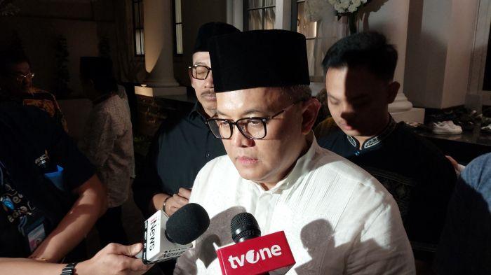 ALEX NOERDIN WAFAT - Dodi Reza Alex Noerdin, putra sulung almarhum mantan Gubernur Sumatra Selatan Alex Noerdin memberikan keterangan di kediamannya Jalan Martimbang II, Nomor 5, Kebayoran Baru, Jakarta Selatan, Rabu (25/2/2026) malam