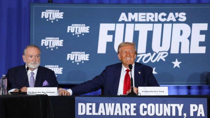 Mike Huckabee berbicara dengan calon presiden dari Partai Republik, mantan Presiden Donald Trump, pada diskusi panel komunitas yang diadakan di The Drexelbrook Catering & Event Center di Delaware County di Drexel Hill, Pennsylvania, pada hari Selasa, 29 Oktober 2024.