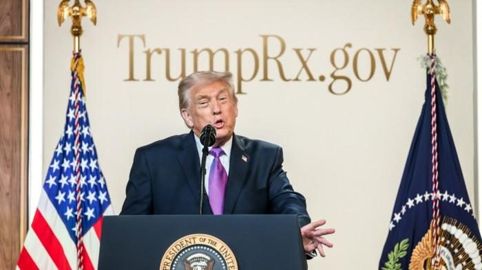 KEBIJAKAN TARIF AS - Gambar yang dirilis Gedung Putih menampilkan Presiden AS Donald Trump saat mengumumkan peluncuran TrumpRX, 5 Februari 2026. Donald Trump mengumumkan tarif global baru sebesar 15 persen untuk semua impor setelah Mahkamah Agung membatalkan kebijakan tarif sebelumnya.