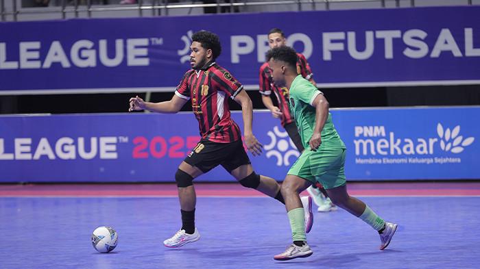 DRIBLE BOLA - Pemain Black Steel FC Evan Soumelina mendrible bola dalam pertandingan Pro Futsal League melawan Nanzaby FC Kepri di GOR Indoor Manahan Solo, Minggu (6/10/2025).