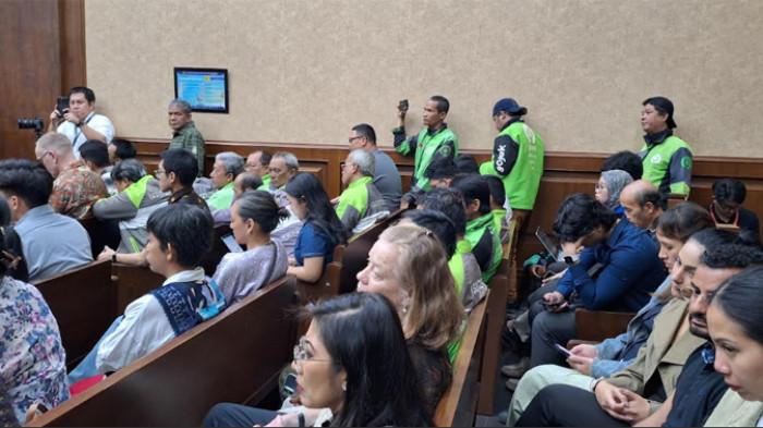 OJOL DI SIDANG NADIEM - Sejumlah warga berjaket ojek online (ojol) tampak mengikuti proses sidang eks Mendikbudristek Nadiem di Pengadilan Tipikor, Jakarta Pusat, Senin (12/1/2026). Tribunnews/Mario Christian Sumampow