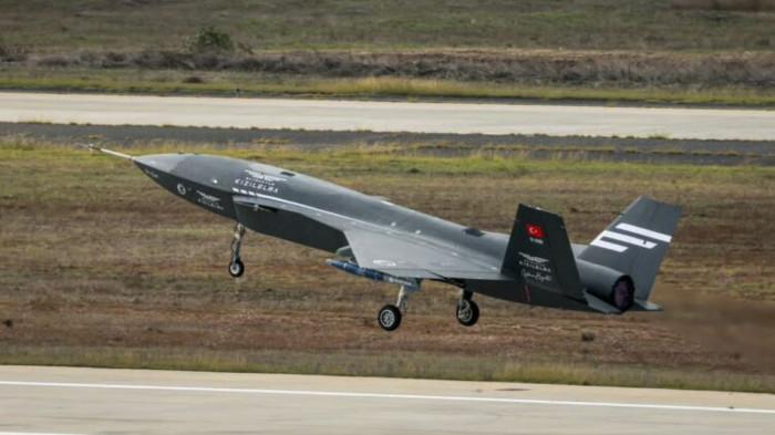 Drone tempur siluman Bayraktar KIZILELMA buatan Turki