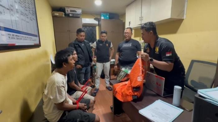 Baru Bebas Penjara, Dua Maling Motor Beraksi Lagi di Jakbar, Kali Ini Pakai Jaket Kurir