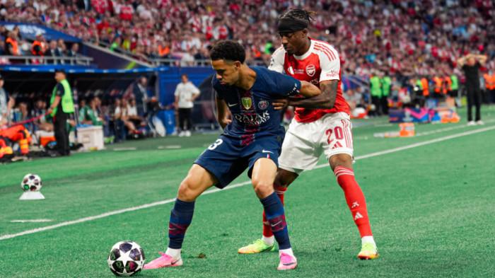 BERDUEL - Aksi gelandang Paris Saint-Germain (PSG), Warren Zaire-Emery berduel dengan pemain Arsenal, Noni Madueke dalam pertandingan final Liga Champions di Budapest, Hungaria, Minggu (31/5/2026) dini hari WIB.