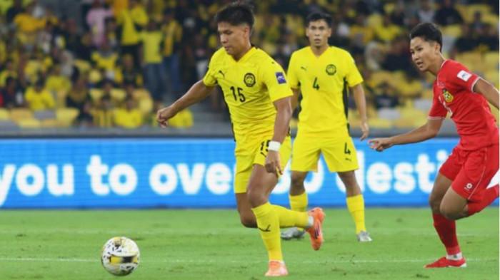 BERDUEL - Duel pemain Malaysia melawan Laos pada pertandingan lanjutan Grup F Kualifikasi Piala Asia 2027 di Stadion Bukit Jalil, Kuala Lumpur, Selasa (14/10/2025) malam WIB. Malaysia menang 5-1.