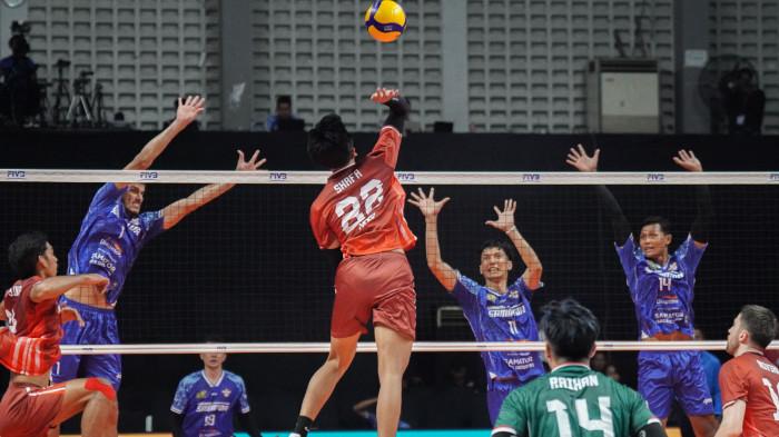 DUEL SENGIT - Duel sengit tersaji antara Surabaya Samator vs Jakarta Garuda Jaya dalam lanjutan final four Proliga 2026 yang bertempat di GOR Sritex Arena, Solo, Jawa Tengah, Jumat (10/4/2026). Samator menang atas Garuda Jaya dengan skor 3-1 (25-18, 27-29, 26-24, 25-20).