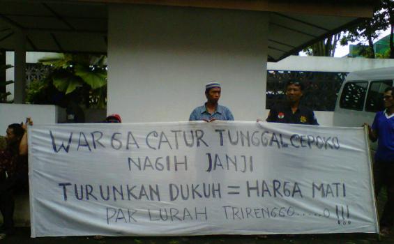 Tiga Kali Warga Cepoko Demo Tuntut Dukuh Mesum Mundur