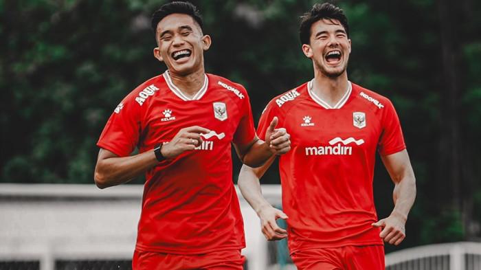 TERTAWA - Duo bek Timnas Indonesia, Rizky Ridho (kiri) dan Elkan Baggott (kanan) tampak bahagia dalam sesi pemusatan latihan Timnas Indonesia jelang FIFA Series 2026.