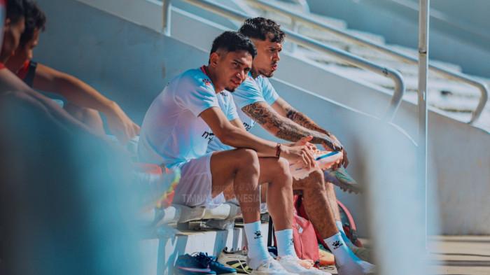 MARSELINO & PATTYNAMA - Duo pemain Timnas Indonesia, Marselino Ferdinan (kiri) dan Shayne Pattynama (kanan) bersiap mengikuti pemusatan latihan (TC) untuk persiapan Piala AFF 2026 di Stadion Madya Jakarta, pada Rabu (27/5/2026).