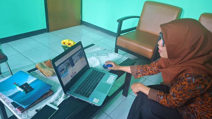 PEMKAB KENDAL - Kabid Pembinaan SD Disdikbud Kendal, Ninik Chaeroni, saat ditemui Tribunnews.com di ruang kerjanya, Selasa (11/11/2025). Ninik memperlihatkan dashboard E-Kendali, sebuah inovasi dalam fungsi pengawasan dan pelaporan pelaksanaan praktik baik di sekolah, termasuk dalam rangka peningkatan literasi dan numerasi.