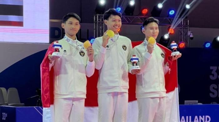EMAS PERDANA - Muhammad Alfi Kusuma (kanan) yang turun di nomor men's recognized poomsae team, cabang olahraga taekwondo menyumbangkan medali emas pertama buat Tim Indonesia di SEA Games Thailand 2025.