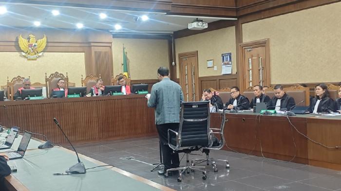 NADIEM MAKARIM - Eks Mendikbudristek Nadiem Makarim saat membacakan eksepsi pribadi pada perkara dugaan korupsi pengadaan Chromebook dalam Program Digitalisasi Pendidikan di Kemendikbudristek periode 2019–2022 di PN Tipikor Jakarta Pusat, Senin (5/1/2026).