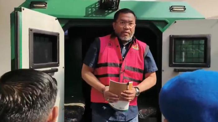 KASUS KORUPSI - Eks Wakil Kepala BGN Sony Sonjaya saat tiba di Gedung Bundar Jampidsus Kejaksaan Agung untuk jalani pemeriksaan sebagai tersangka kasus korupsi tata kelola program MBG, Kamis (18/6/2026). Sony tampil berbeda dalam pemeriksaan ini, dia terlihat menumbuhkan brewok di wajahnya. (Fahmi Ramadhan/Tribunnews.com)