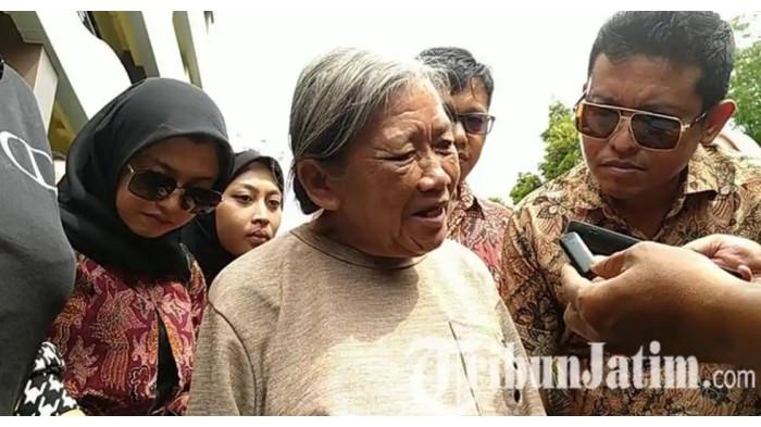 PENGUSIRAN PAKSA - Elina Widjajanti (80) atau Nenek Elina didampingi kerabatnya, Maria atau Bu Joni dan Willem Mintarja di depan Gedung Ditreskrimum Mapolda Jatim, pada Minggu (28/12/2025).