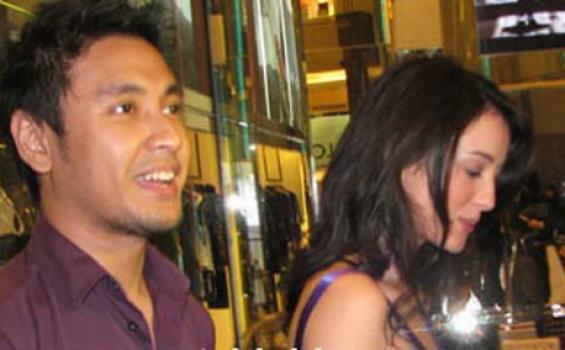 Merasa Belum Jodoh, Ello dan Julie Estelle Putus