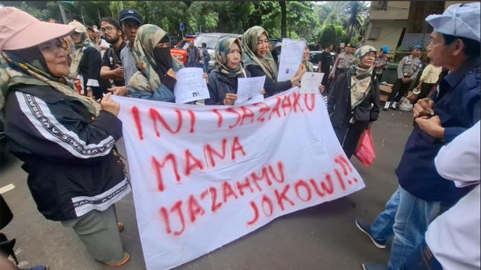 IJAZAH JOKOWI - Sejumlah emak-emak datang menemani Roy Suryo cs yang akan diperiksa sebagai tersangka dalam kasus dugaan pencemaran nama baik atas tudingan ijazah Jokowi palsu di Polda Metro Jaya, Kamis (13/11/2025). Mereka terlihat membawa foto copy ijazah Roy Suryo.