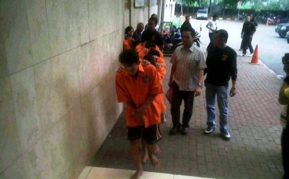 Digelandang Polisi Enam Jakmania Nyanyikan Yel