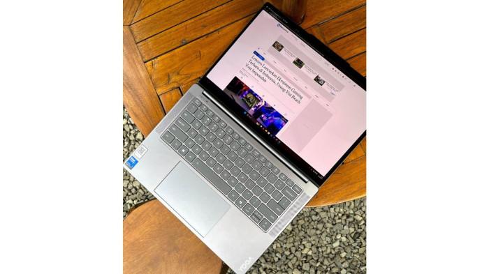 Engsel layarnya dapat dibuka hingga 180 derajat dengan desain form factor clamshell