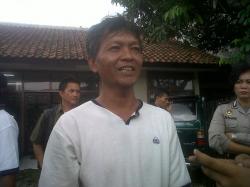 Entis Sedih Cari Anaknya yang Hanyut