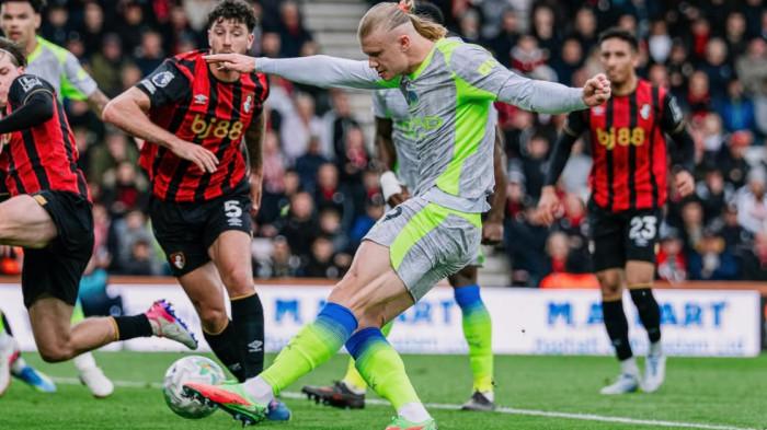 Erling Haaland menendang bola pada laga Bournemouth vs City