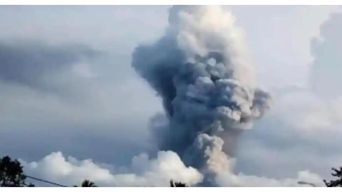 ERUPSI DUKONO - Gunung Dukono di Halmahera Utara erupsi pada 4 April 2026 pukul 17.37 WIT dengan kolom abu setinggi 1,3 km. Hari ini, Jumat (8/5/2026), gunung di Maluku Utara itu kembali mengalami erupsi.