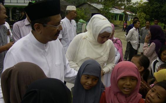 Hadiri Penyembelihan Kurban Bupati Erry Diminta Perbaiki Jalan