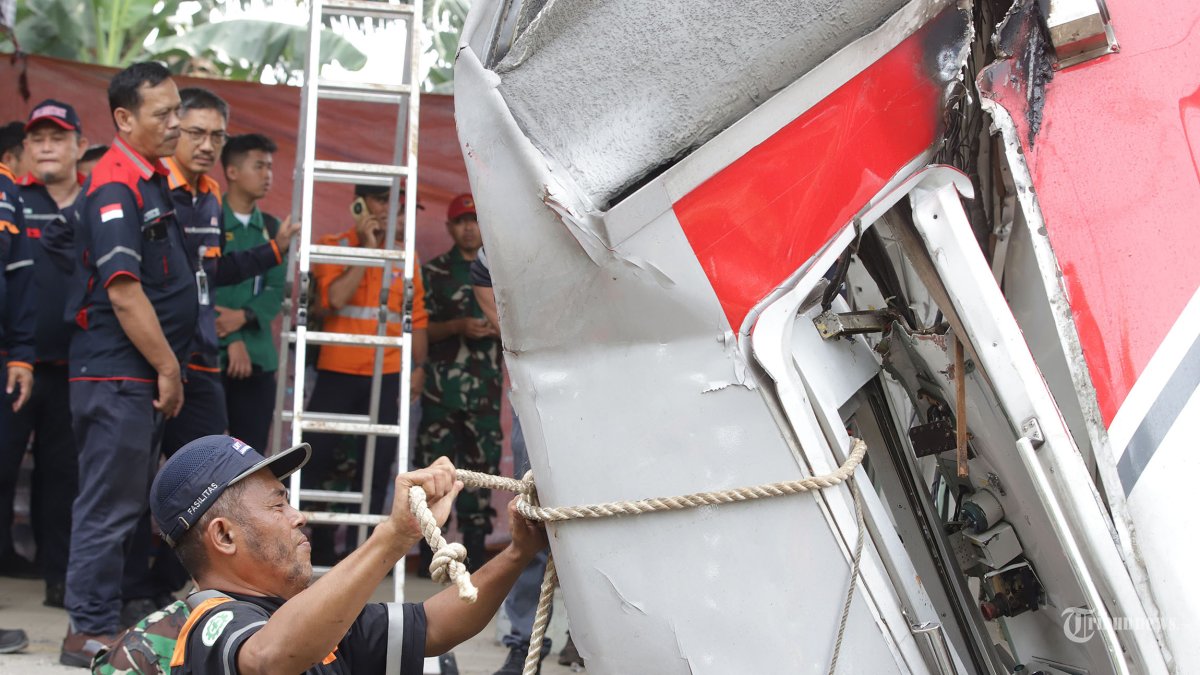 EVAKUASI GERBONG KRL - Sejumlah petugas KAI melakukan evakuasi gerbong KRL yang ditabrak KA Argo Bromo Anggrek di Stasiun Bekasi Timur, Jawa Barat, Selasa (28/4/2026). Petugas melakukan pemotongan gerbong KRL saat melakukan evakuasi korban tabrakan tersebut. Sebagai informasi dalam insiden tersebut ada tujuh penumpang meninggal dunia ementara 81 orang dilaporkan mengalami luka-luka. Tribunnews/Jeprima
