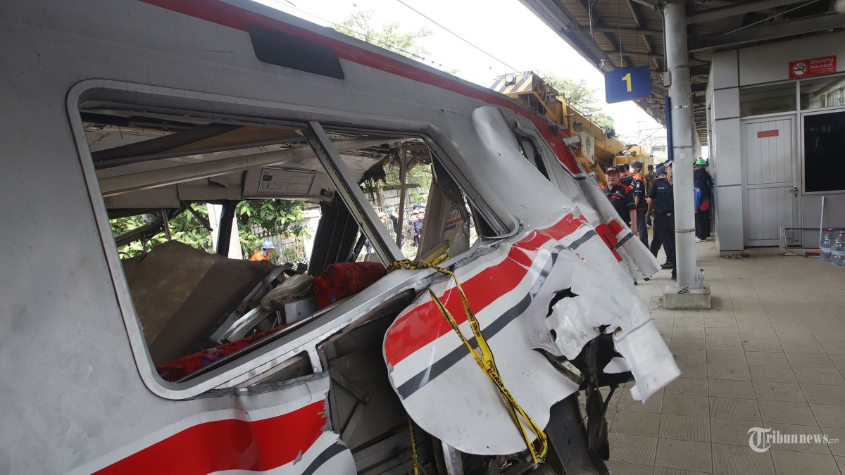 EVAKUASI GERBONG KRL - Kondisi gerbong KRL yang ditabrak KA Argo Bromo Anggrek di Stasiun Bekasi Timur, Jawa Barat, Selasa (28/4/2026). Petugas melakukan pemotongan gerbong KRL saat melakukan evakuasi korban tabrakan tersebut. Sebagai informasi dalam insiden tersebut ada tujuh penumpang meninggal dunia ementara 81 orang dilaporkan mengalami luka-luka. Tribunnews/Jeprima
