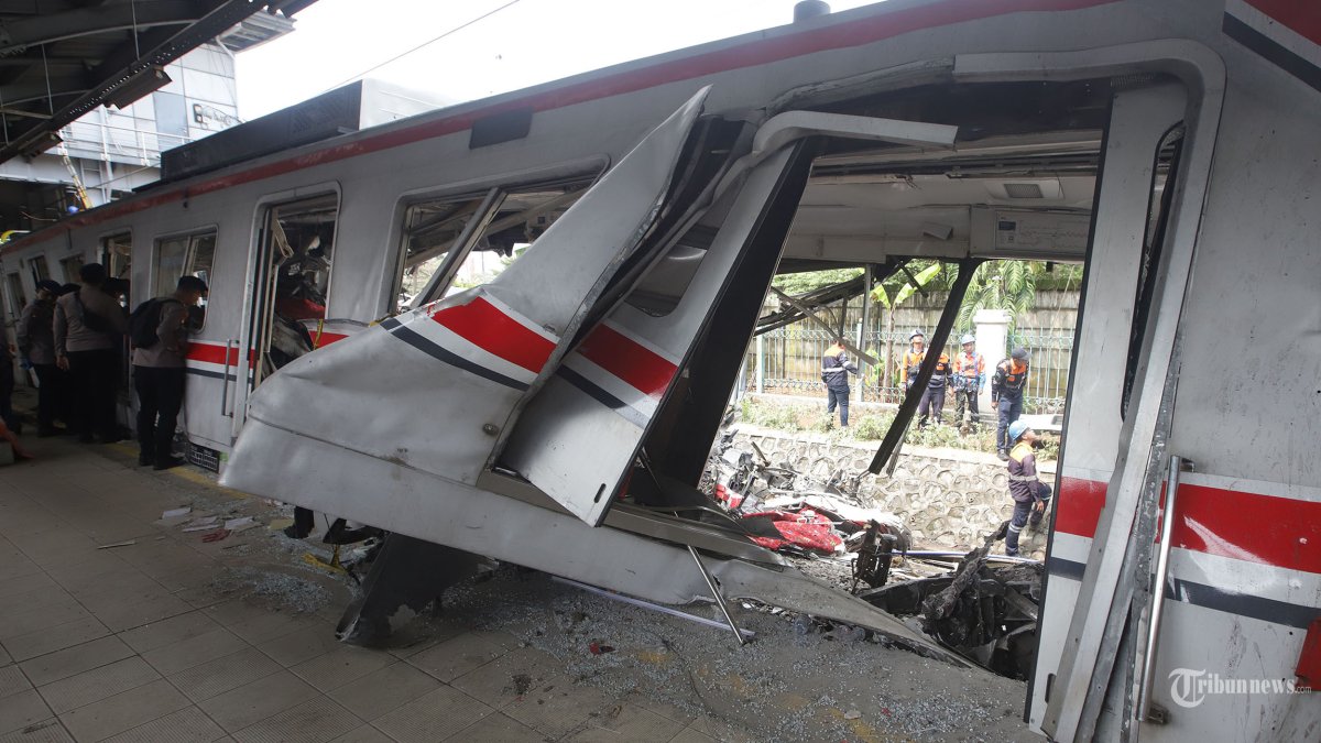 EVAKUASI GERBONG KRL - Kondisi evakuasi gerbong KRL yang ditabrak KA Argo Bromo Anggrek di Stasiun Bekasi Timur, Jawa Barat, Selasa (28/4/2026). Petugas melakukan pemotongan gerbong KRL saat melakukan evakuasi korban tabrakan tersebut. Sebagai informasi dalam insiden tersebut ada tujuh penumpang meninggal dunia ementara 81 orang dilaporkan mengalami luka-luka. Tribunnews/Jeprima