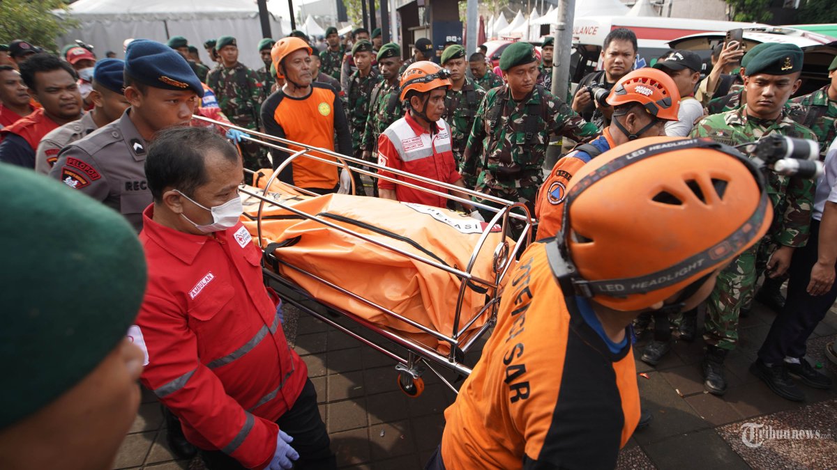 EVAKUASI KORBAN - Petugas mengevakuasi korban kecelakaan KRL Commuterline yang bertabrakan dengan KA Argo Bromo Anggrek relasi Gambir-Surabaya Pasar Turi di Stasiun Bekasi Timur, Bekasi, Jawa Barat, Selasa (28/4/2026). TRIBUNNEWS/HERUDIN