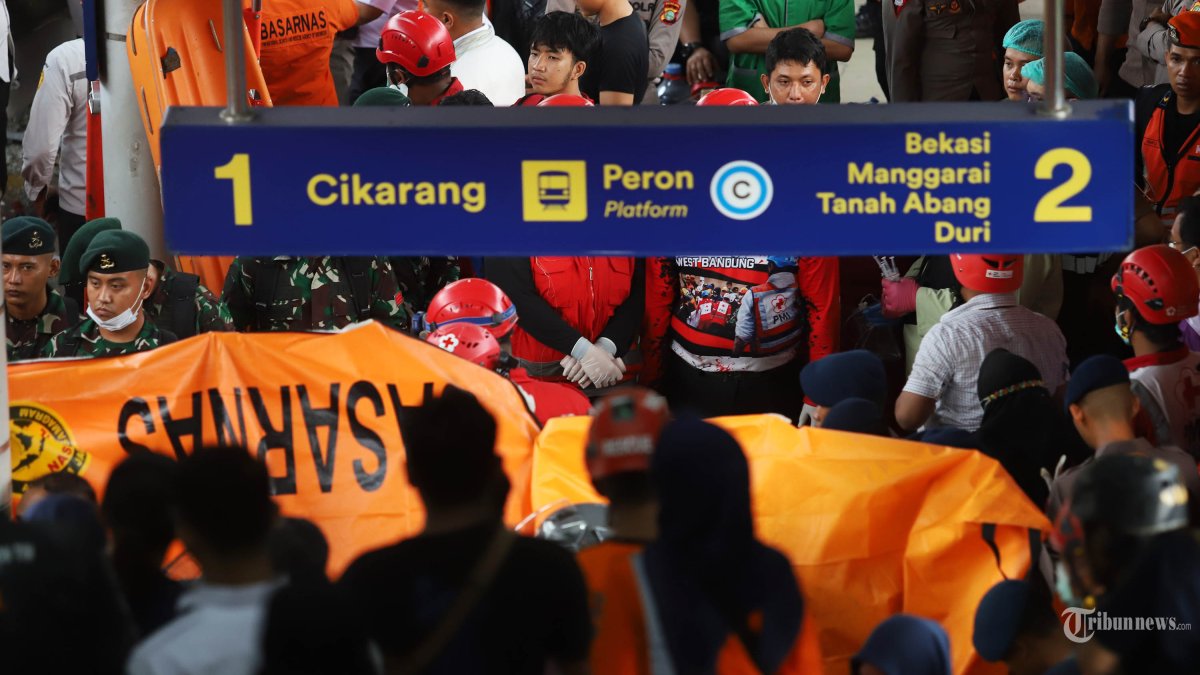 EVAKUASI KORBAN - Petugas mengevakuasi korban kecelakaan KRL Commuterline yang bertabrakan dengan KA Argo Bromo Anggrek relasi Gambir-Surabaya Pasar Turi di Stasiun Bekasi Timur, Bekasi, Jawa Barat, Selasa (28/4/2026). TRIBUNNEWS/HERUDIN