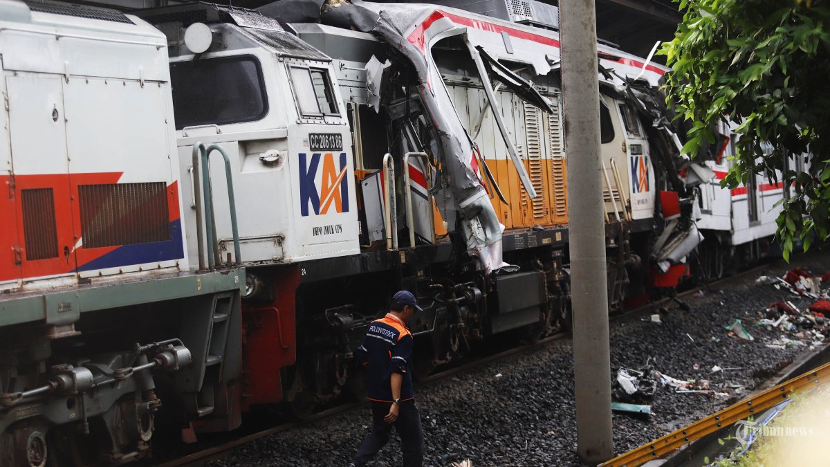 EVAKUASI KORBAN - Konidisi kereta yang bertabrakan antara KRL Commuterline dengan KA Argo Bromo Anggrek relasi Gambir-Surabaya Pasar Turi di Stasiun Bekasi Timur, Bekasi, Jawa Barat, Selasa (28/4/2026).