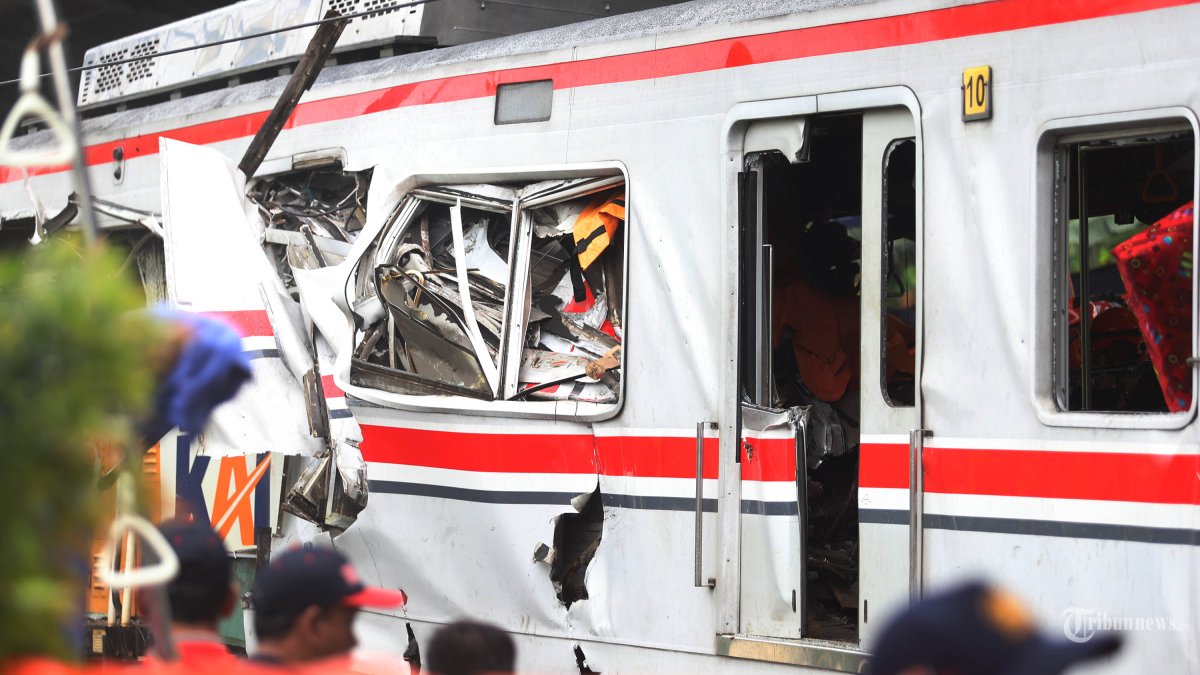 EVAKUASI KORBAN - Konidisi kereta yang bertabrakan antara KRL Commuterline dengan KA Argo Bromo Anggrek relasi Gambir-Surabaya Pasar Turi di Stasiun Bekasi Timur, Bekasi, Jawa Barat, Selasa (28/4/2026). TRIBUNNEWS/HERUDIN
