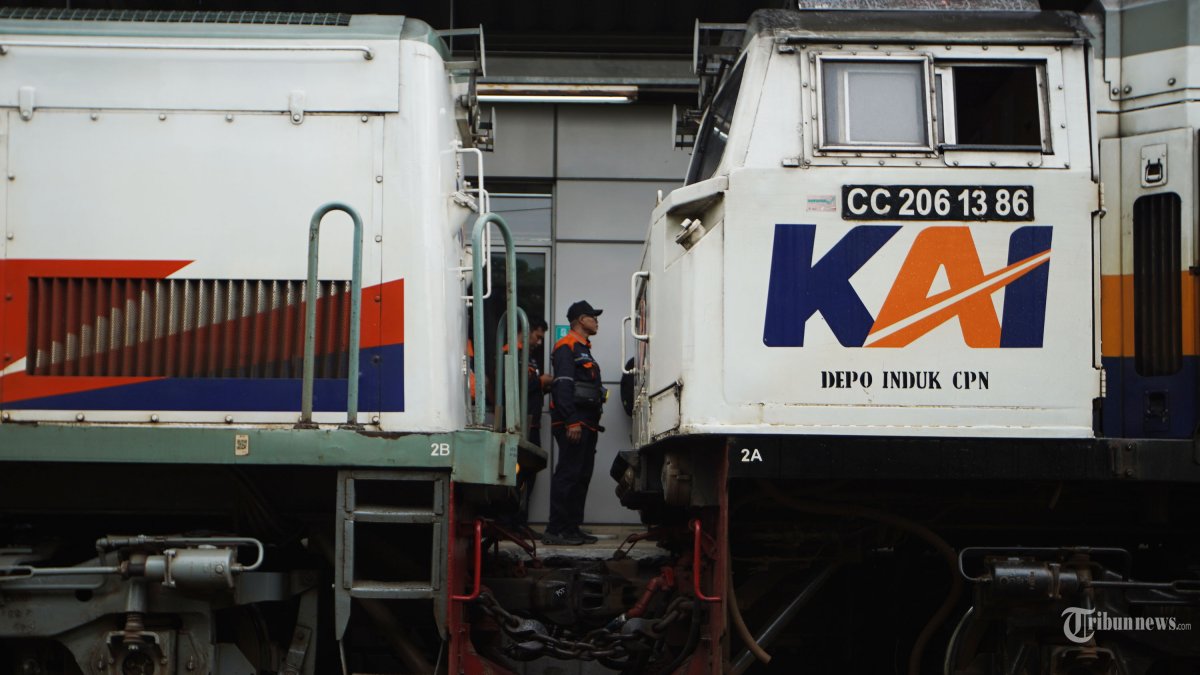 EVAKUASI KORBAN - Konidisi kereta yang bertabrakan antara KRL Commuterline dengan KA Argo Bromo Anggrek relasi Gambir-Surabaya Pasar Turi di Stasiun Bekasi Timur, Bekasi, Jawa Barat, Selasa (28/4/2026). TRIBUNNEWS/HERUDIN