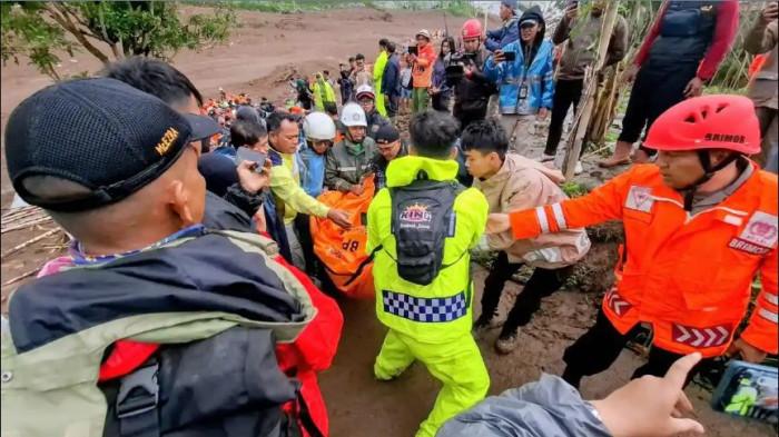 EVAKUASI - Tim SAR membawa jenazah korban tanah longsor di Desa Pasirlangu, Kecamatan Cisarua, Kabupaten Bandung Barat, pada Sabtu (24/1/2026).
