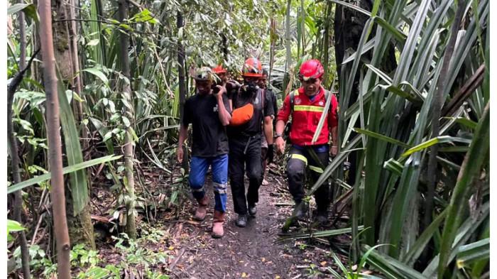 MEDAN SULIT - Tim gabungan pencarian dan penyelamatan membawa kantong jenazah korban letusan Gunung Dukono di Halmahera Utara, Maluku Utara, Minggu 10 Mei 2026.