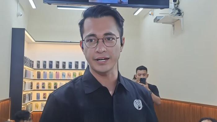 KESIBUKKAN EZA GIONINO - Tak mau berlarut dalam kesedihan proses cerai, Eza Gionino pilih tambah kesibukkan dengan membuka bisnis baru. Eza Gionino dalam pembukaan store imove ITC Roxy Mas, Cideng Jakarta Pusat, Minggu (28/9/2025).