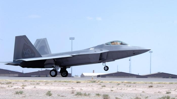 JET TEMPUR SILUMAN - F-22 Raptor yang diterbangkan oleh Kolonel Jeff Harrigian tiba pada tanggal 2 Juni di Pangkalan Angkatan Udara Holloman, New Mexico pada 2 Juni 2008.