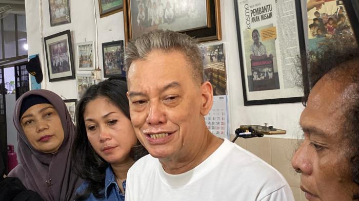 FARIZ RM LELANG JAKET - Musisi Fariz RM bersama kuasa hukumnya, Deolipa Yumara ketika mengunjungi Panti Asuhan 1999 Tebet, Jakarta Selatan, Kamis (12/3/2026). Fariz melakukan donasi dari hasil lelang barang bersejarah miliknya di dunia musik termasuk jaket. (Tribunnews.com/Fauzi Alamsyah).