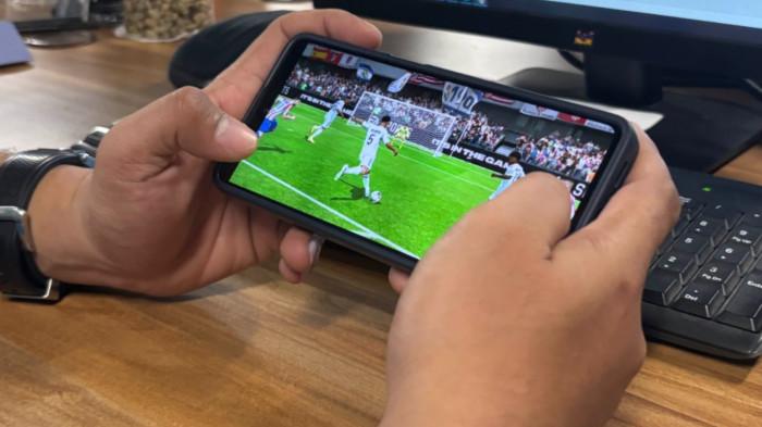 KODE REDEEM FC - Potret bermain gim FC Mobile dari EA Sports diambil Kamis (25/12/2025). Berikut daftar kode redeem FC Mobile terbaru hari ini, Senin, 30 Maret 2026, yang bisa diklaim oleh pemain untuk hadiah gratis