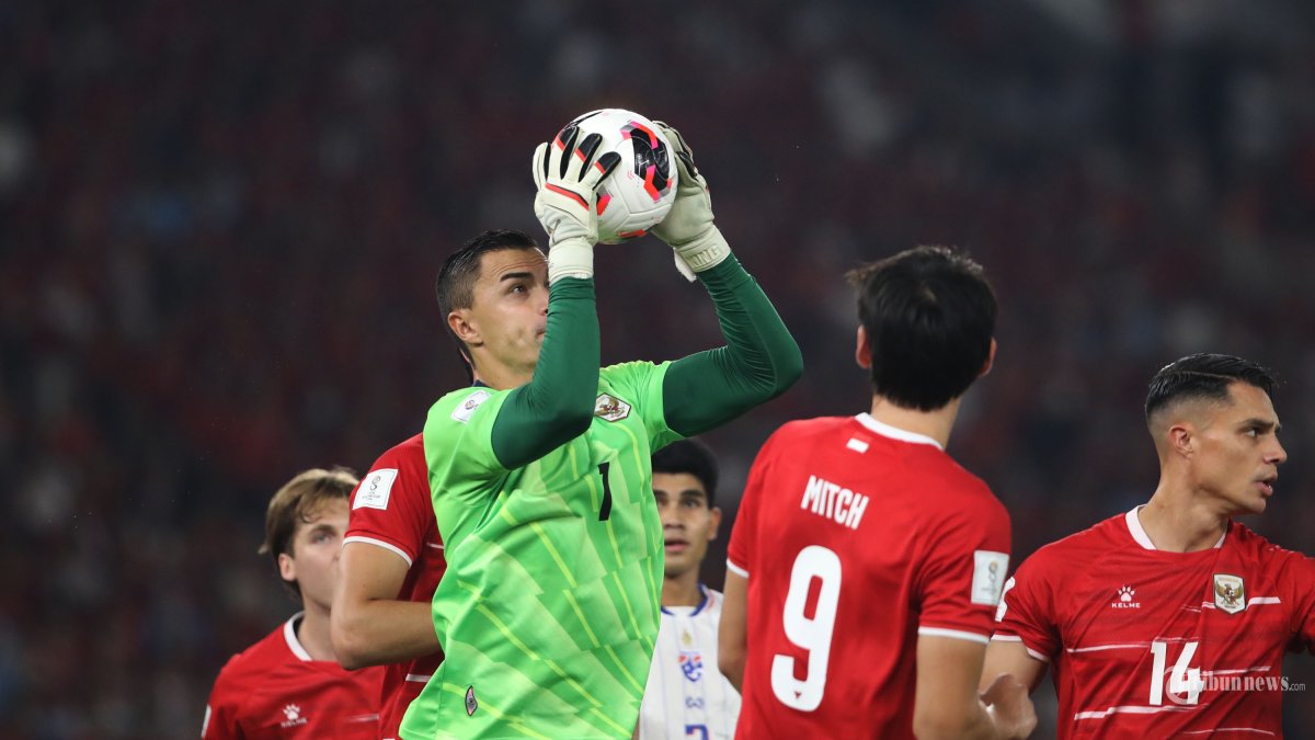 PERTANDINGAN FINAL - Penjaga gawang Timnas Indonesia Emil Audero menangkap bola saat pertandingan Final FIFA Asean Cup 2026 melawan Timnas Tailan di Stadion Utama Gelora Bung Karno (SUGBK), Jakarta, Senin (5/10/2026). Hasil sementara 0-0 pada babak pertama. TRIBUNNEWS/HERUDIN