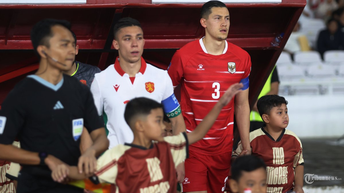 FIFA SERIES - Pesepak vola Timnas Indonesia, Jay Idzes (dua kanan) sebelum melawan Timnas Bulgaria pada FIFA Series 2026 di Stadion Utama Gelora Bung Karno (SUGBK) Jakarta, Senin (30/3/2026). Timnas Indonesia harus mengakui kekalahan dari Timnas Bulgaria dengan skor tipis 1-0, difoto menggunakan Canon EOS R5 Mark II