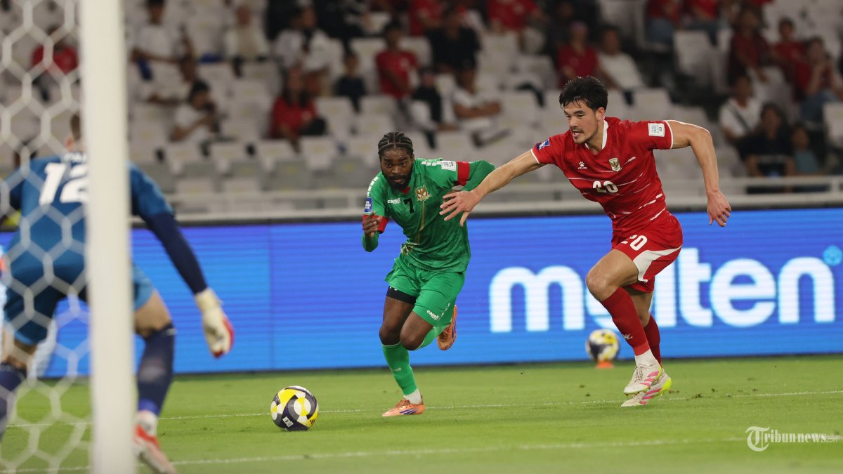 FIFA SERIES - Pesepak bola Timnas Indonesia Elkan Baggott berusaha menghadang pergerakan pesepak bola Timnas ST Kitts and Nevis pada FIFA Series 2026 Jumat (27/3/2026) di Stadion Utama Gelora Bung Karno. Timnas Indonesia sementara mengandaskan perlawanan St Kitts and Nevis dengan skor 4-0,difoto menggunakan Canon EOS R5 Mark II TRIBUNNEWS/HERUDIN
