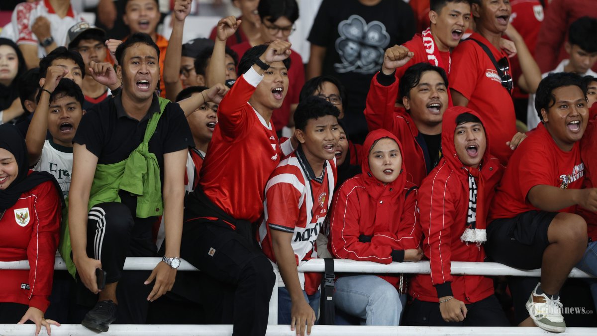 FIFA SERIES - Antusias supporter Indonesia memberikan dukungan kepada Timnas Indonesia saat melawan Timnas ST Kitts and Nevis pada FIFA Series 2026 Jumat (27/3/2026) di Stadion Utama Gelora Bung Karno. Timnas Indonesia sementara mengandaskan perlawanan St Kitts and Nevis dengan skor 4-0,difoto menggunakan Canon EOS R5 Mark II TRIBUNNEWS/HERUDIN