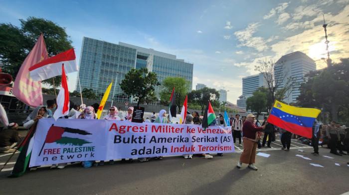 SOLIDARITAS UNTUK VENEZUELA - Massa Free Palestine Network (FPN) menggelar aksi solidaritas terhadap Venezuela di depan Kedutaan Besar Amerika Serikat (AS), di Jalan Merdeka Selatan, Jakarta Pusat, Selasa (6/1/2025). FPN menyebut AS sebagai induk terorisme.