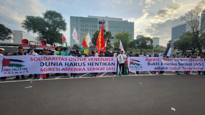 SOLIDARITAS UNTUK VENEZUELA - Massa Free Palestine Network (FPN) menggelar aksi solidaritas terhadap Venezuela di depan Kedutaan Besar Amerika Serikat (AS), di Jalan Merdeka Selatan, Jakarta Pusat, Selasa (6/1/2025). FPN menyebut AS sebagai induk terorisme.