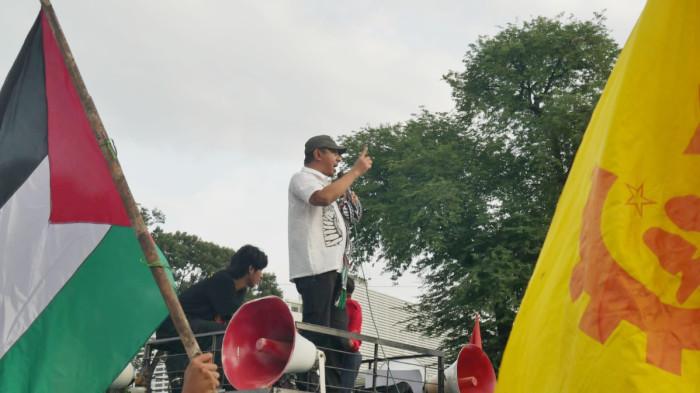 SOLIDARITAS UNTUK VENEZUELA - Massa Free Palestine Network (FPN) menggelar aksi solidaritas terhadap Venezuela di depan Kedutaan Besar Amerika Serikat (AS), di Jalan Merdeka Selatan, Jakarta Pusat, Selasa (6/1/2025). FPN menyebut AS sebagai induk terorisme.