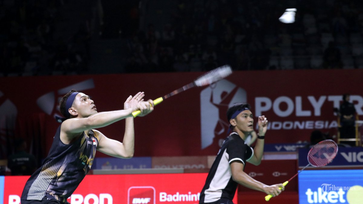 POLYTRON INDONESIA OPEN - Pebulu tangkis ganda putra Indonesia Fajar Alfian dan Muhammad Shohibul Fikri mengembalikan kok kearah pebulu tangkis ganda putra China Chen Bo Yang dan Liu Yi pada babak 32 besar Polytron Indonesia Open 2026 di Istora Senayan, Jakarta, Rabu (3/6/2026). Fajar dan Fikri gagal melaju ke babak 16 besar usai kalah dengan skor 13-21 dan 14-21. TRIBUNNEWS/IRWAN RISMAWAN