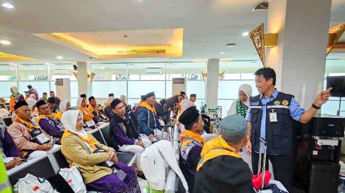 EMBARKASI SOLO - Direktur Bina Haji Kementerian Agama, Musta'in Ahmad, melakukan peninjauan langsung terhadap layanan fast track Makkah Route untuk Embarkasi Solo (SOC) pada Senin (12/5/2025). Layanan fast track Makkah Route untuk Embarkasi Solo (SOC) di Bandara Adi Soemarno kini dipindah ke Terminal Internasional.